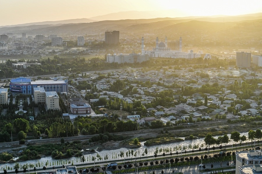 這是2024年6月26日拍攝的塔吉克斯坦首都杜尚別城市風(fēng)光。新華社記者 曹陽 攝