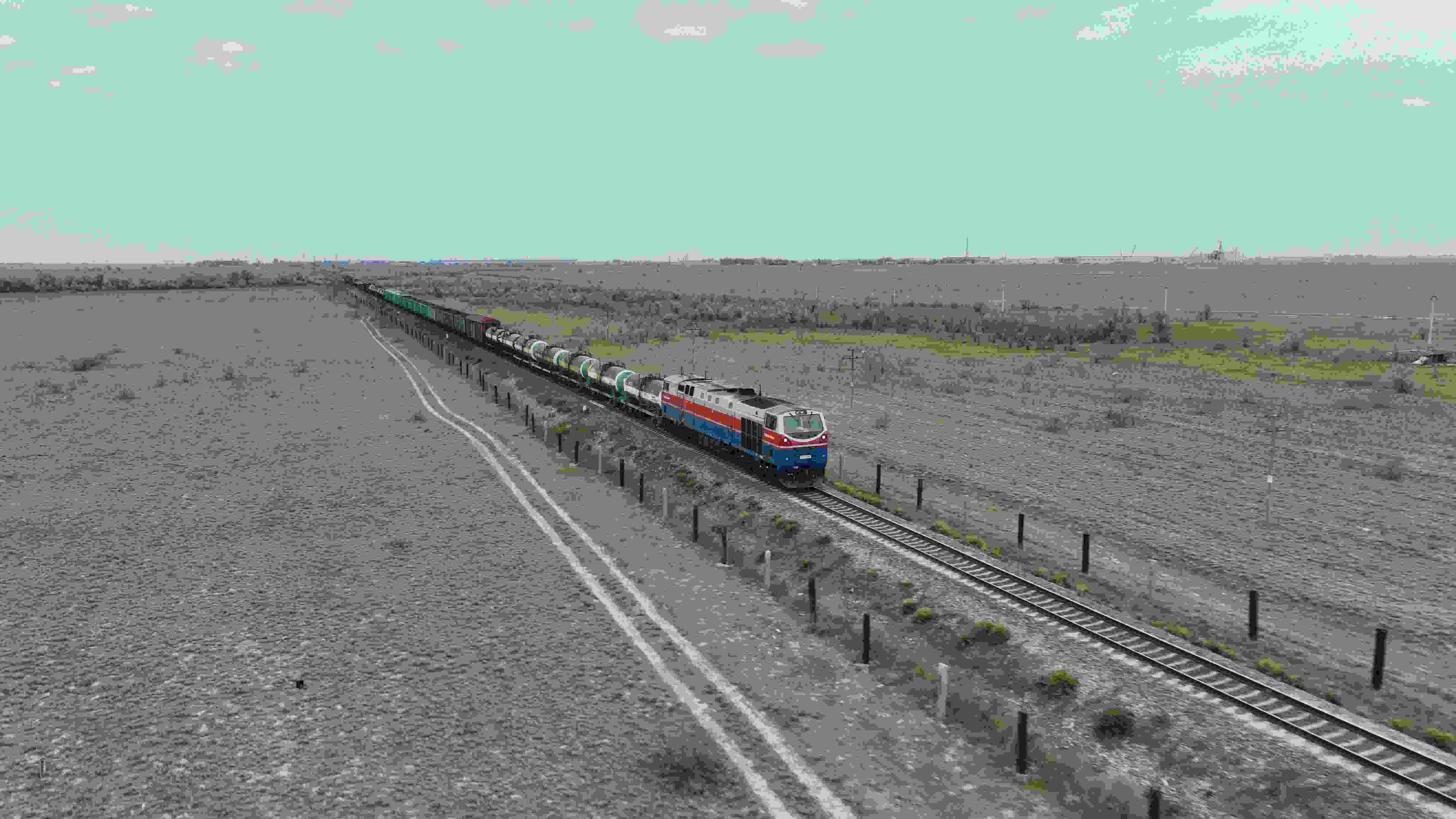 △ 2023年5月12日，在哈薩克斯坦阿拉木圖附近，貨運(yùn)列車馳騁于阿拉木圖與中國(guó)霍爾果斯間（無人機(jī)照片）。