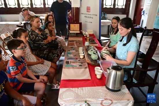 7月4日，在馬耳他桑塔露琪亞市的中國(guó)古典園林“靜園”，人們欣賞中國(guó)茶藝表演。新華社發(fā)（喬納森·博格 攝）