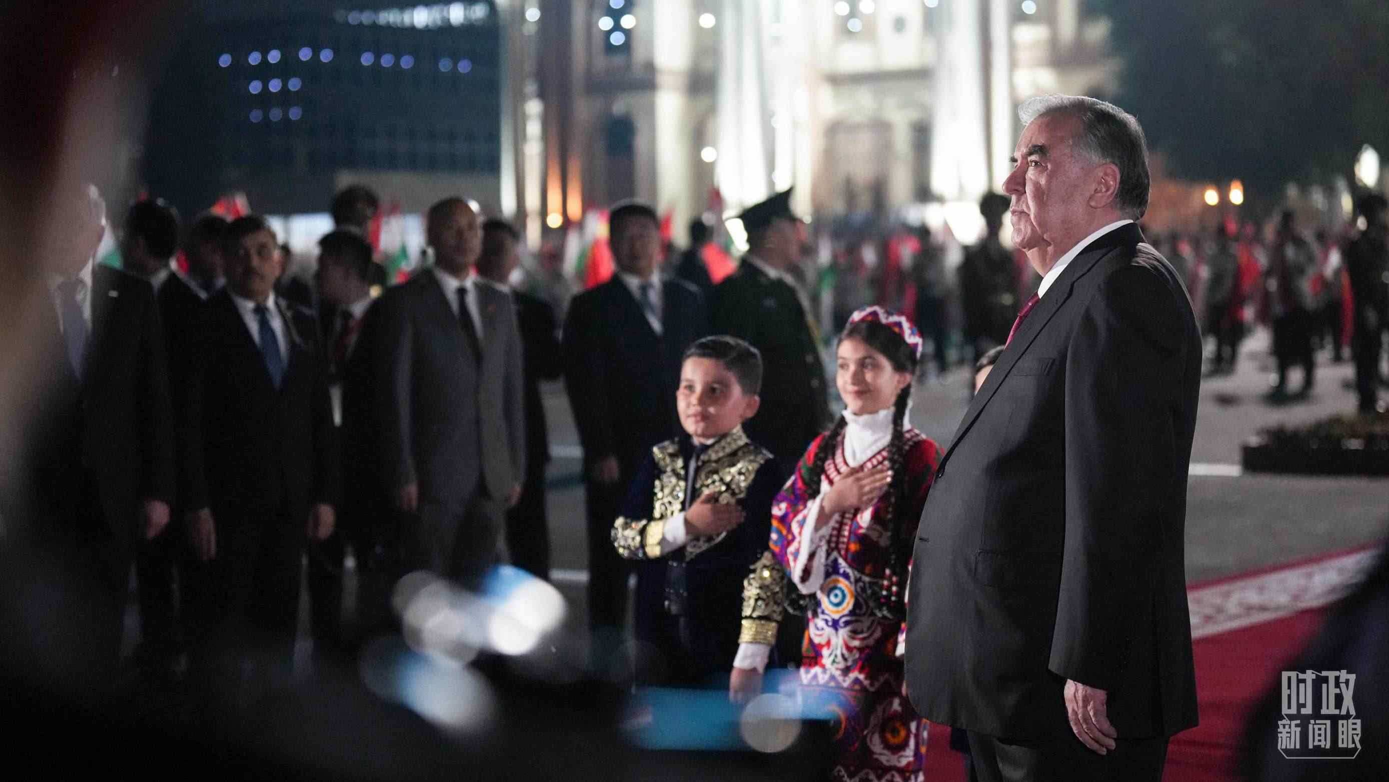 △拉赫蒙總統(tǒng)在機(jī)場迎接習(xí)主席。（總臺(tái)記者李晉拍攝）