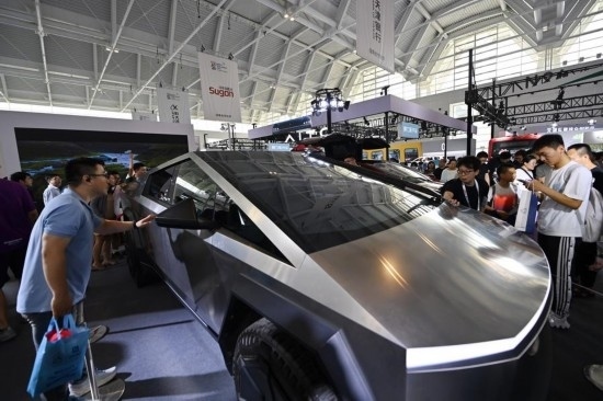 在天津舉行的2024世界智能產(chǎn)業(yè)博覽會上，觀眾在特斯拉展臺參觀（6月22日攝）。新華社記者 李然 攝