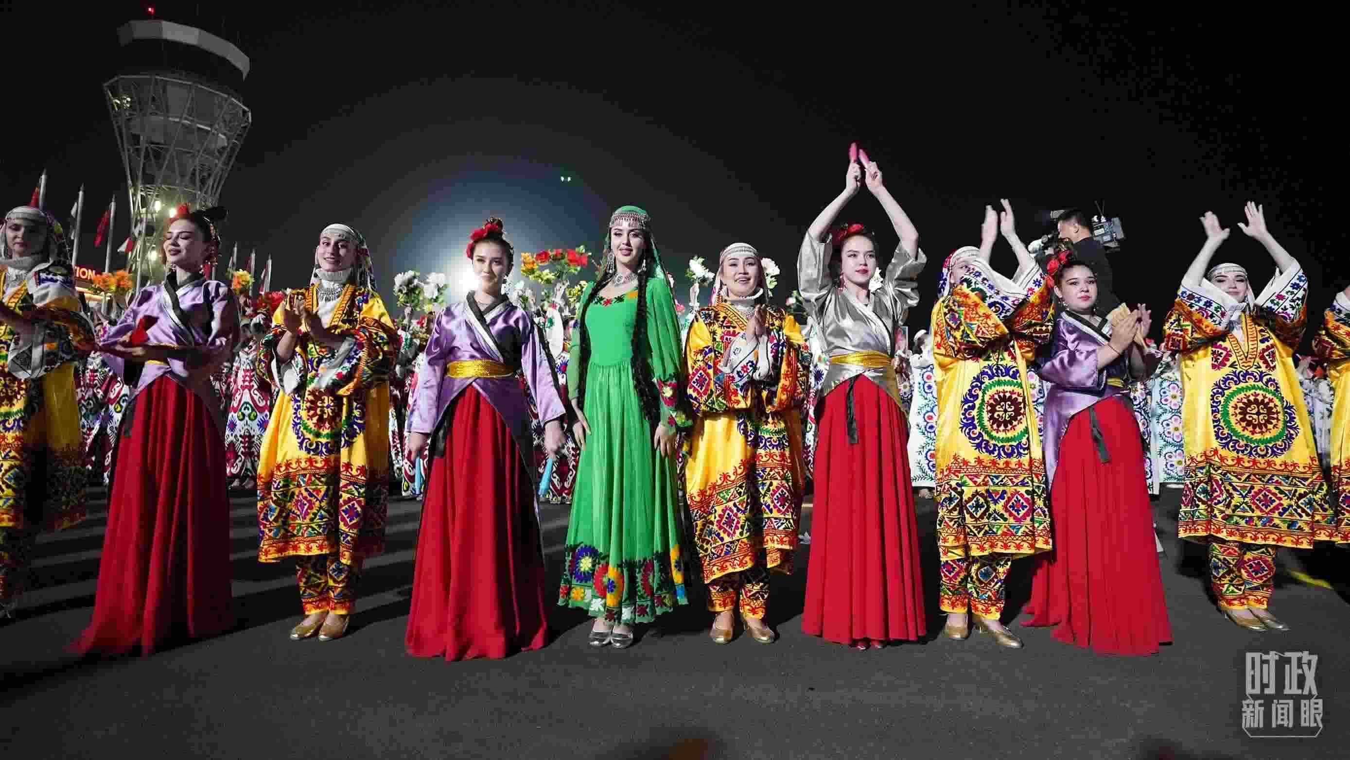 △迎賓儀式上身著民族盛裝的塔吉克斯坦青年。（總臺(tái)記者李晉拍攝）