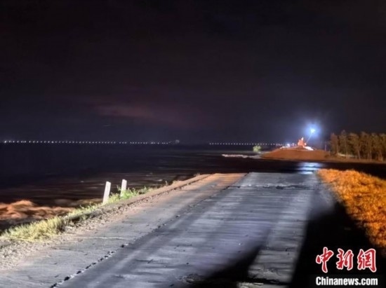  7月6日凌晨，湖南岳陽華容縣團洲垸洞庭湖一線堤防決口現(xiàn)場。中新社記者 白祖偕 攝