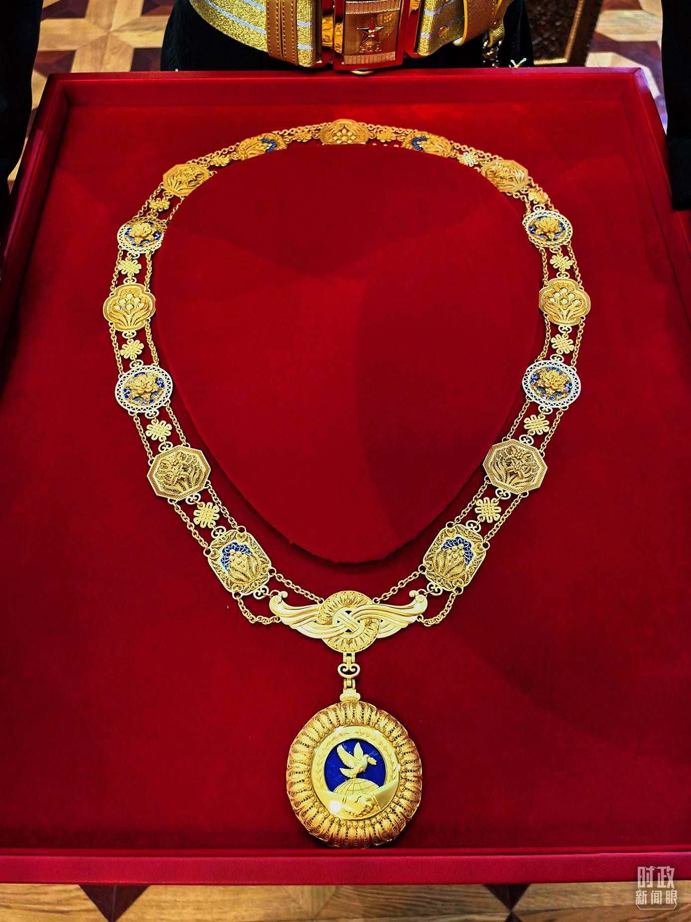 △中華人民共和國“友誼勛章”。（總臺(tái)央視記者范學(xué)禹拍攝）