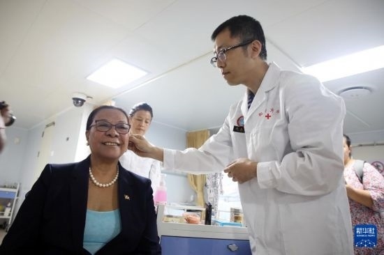 7月5日，塞舌爾衛(wèi)生部長維多在中國海軍“和平方舟”號醫(yī)院船上體驗中醫(yī)。新華社發(fā)（劉志磊 攝）