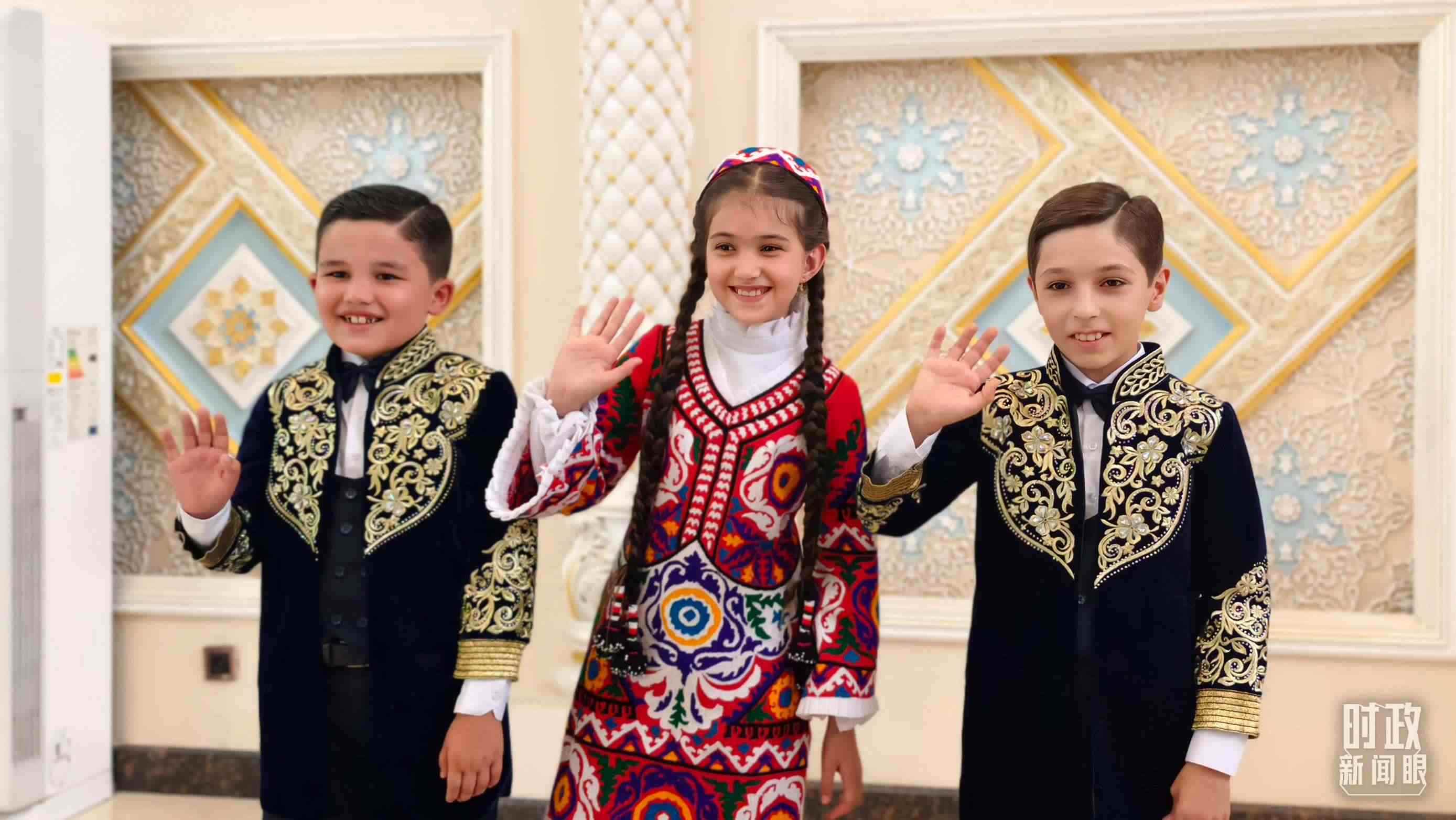 △在機(jī)場迎接習(xí)主席的塔吉克斯坦少年。（總臺(tái)央視記者韓銳拍攝）