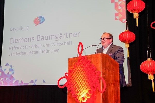 圖為鮑姆蓋特納在致辭。（駐慕尼黑總領館提供）