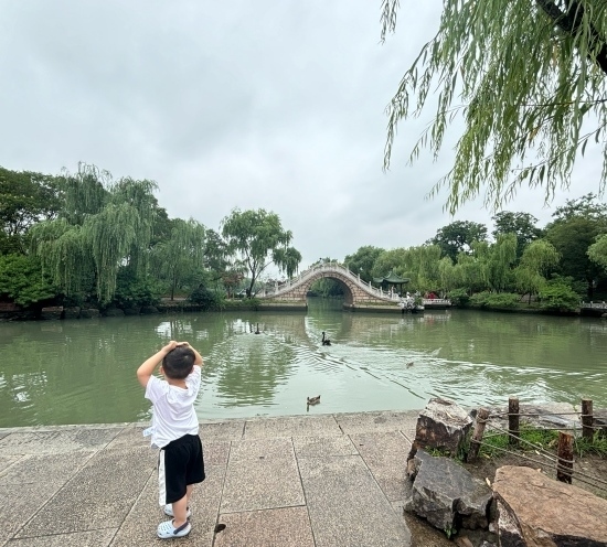 一位小朋友在二十四橋旁拍照。人民網記者 金慧慧攝