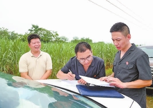 圖③：清塘后，執(zhí)行干警與某農(nóng)場(chǎng)負(fù)責(zé)人確認(rèn)魚塘交付情況。