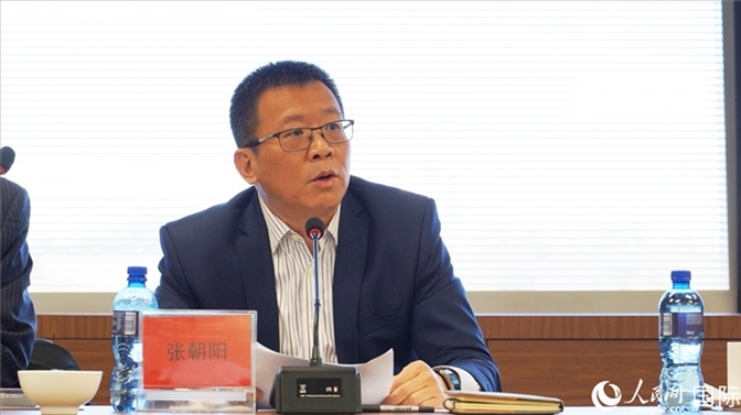 張朝陽(yáng)代會(huì)長(zhǎng)做協(xié)會(huì)上半年工作匯報(bào)。人民網(wǎng) 劉暢攝