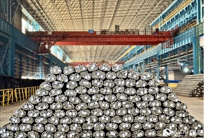 廠房內(nèi)待運輸?shù)耐ㄤ摦a(chǎn)品。人民網(wǎng) 謝瑩攝