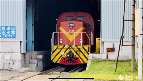 通鋼產(chǎn)品通過鐵路運輸出場。人民網(wǎng) 謝瑩攝