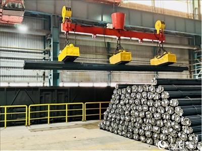 通鋼產(chǎn)品正在裝車。人民網(wǎng) 謝瑩攝