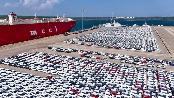 這是2024年3月28日拍攝的斯里蘭卡漢班托塔港（無人機照片）。漢班托塔港是中斯共建“一帶一路”重點合作項目，位于斯里蘭卡南端，是一座綜合性人工深水海港，許多往來亞洲、歐洲、非洲的貨船在此經(jīng)過。新華社記者 徐欽 攝