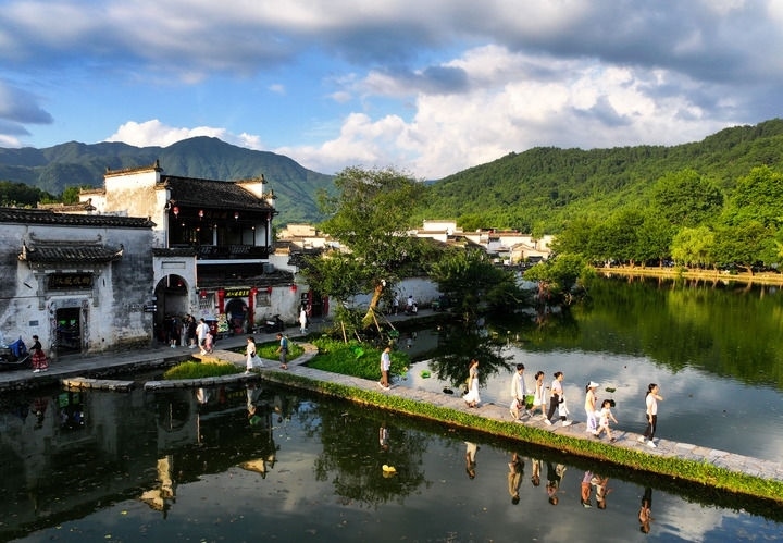 游客在安徽省黃山市黟縣宏村游玩（2024年7月7日攝）。新華社記者 杜宇 攝