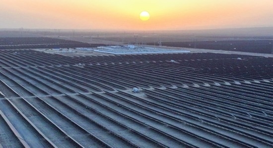 2023年11月13日拍攝的中國石油塔里木油田伽師縣60萬千瓦光伏發(fā)電項目（無人機照片）。新華社發(fā)（陳士兵攝）