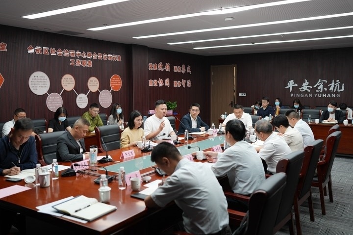 由浙江省信訪局和相關(guān)部門負(fù)責(zé)人組成的下訪團(tuán)在杭州市余杭區(qū)社會(huì)治理中心接待來訪群眾。新華社記者 翁忻旸 攝