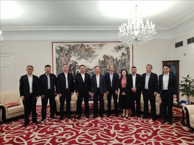 中國駐瑞典大使崔愛民（左五）會見中國中鐵股份有限公司總裁陳文健一行并合影。中國駐瑞典大使館供圖