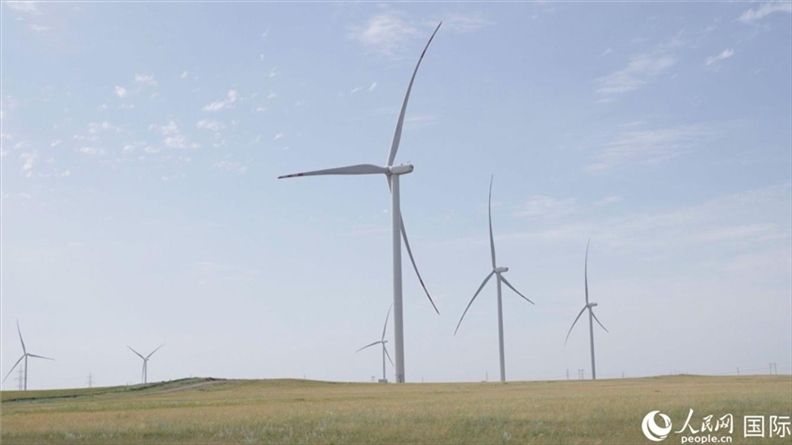 阿克莫拉州風(fēng)電項(xiàng)目群風(fēng)機(jī)。 人民網(wǎng)記者 葛泰佚攝