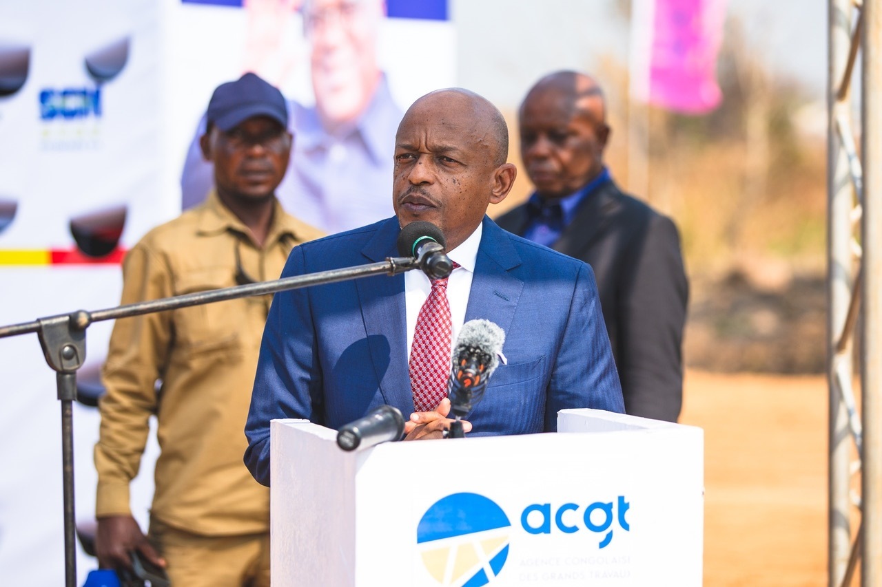 剛果（金）國務(wù)部長兼基礎(chǔ)設(shè)施和公共工程部長穆武尼在開工儀式上致辭。中鐵資源集團供圖