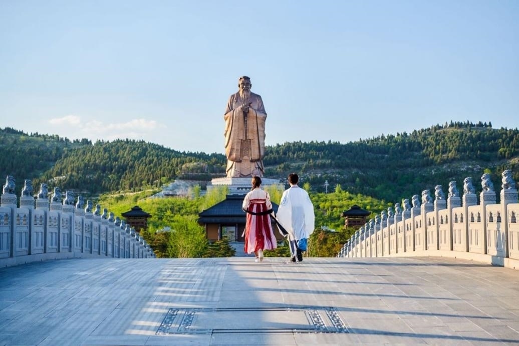 游客漫步尼山圣境領(lǐng)略古脈綿長(zhǎng)。人民網(wǎng) 喬姝攝