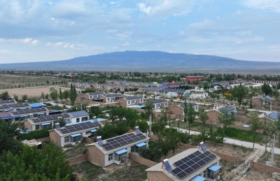 紅寺堡區(qū)新集村屋頂上的光伏板。新華社發(fā)（康國慶 攝）