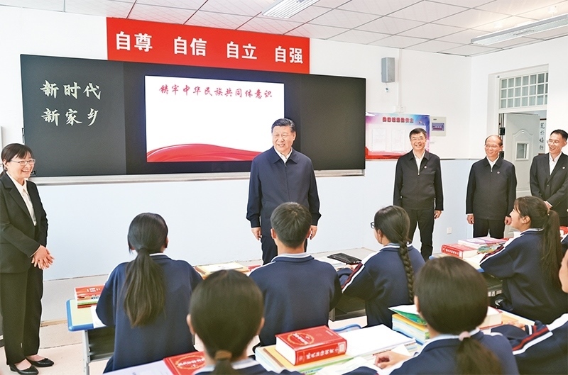 2024年6月18日至19日，中共中央總書記、國家主席、中央軍委主席習近平在青?？疾?。這是18日下午，習近平在果洛西寧民族中學高一（1）班觀摩“新時代、新家鄉(xiāng)”主題思政課。 新華社記者 鞠鵬/攝