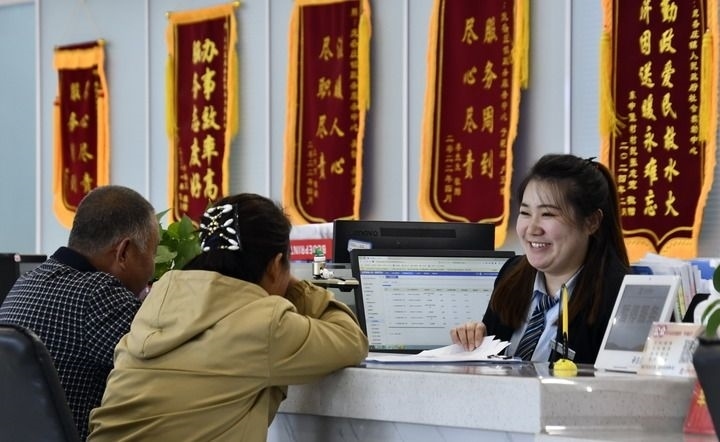 2024年3月25日，北京市大興區(qū)龐各莊鎮(zhèn)政務(wù)服務(wù)中心的工作人員耐心為群眾解答問題。大興區(qū)龐各莊鎮(zhèn)政務(wù)服務(wù)中心用“最多跑一次”的工作理念為企業(yè)和群眾提供了便利化、精準(zhǔn)化、個(gè)性化的衍生服務(wù)。新華社記者 李欣 攝