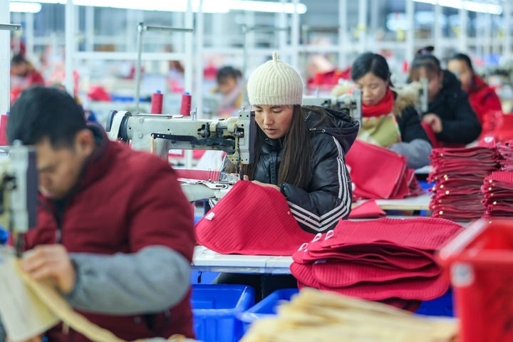 2024年1月18日，社區(qū)居民在紅安社區(qū)的鄉(xiāng)村振興就業(yè)車間工作。紅安社區(qū)是由易地搬遷安置區(qū)單獨(dú)成立的新社區(qū)，位于湖南省湘西土家族苗族自治州鳳凰縣禾庫鎮(zhèn)。新華社記者 張鋮 攝