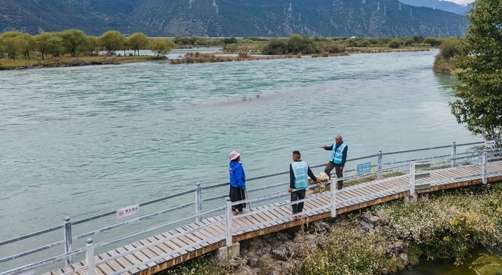 西藏雅尼國家濕地公園管護(hù)員在巡護(hù)途中小憩（無人機(jī)照片，2023年9月8日攝）。新華社記者 丁增尼達(dá) 攝
