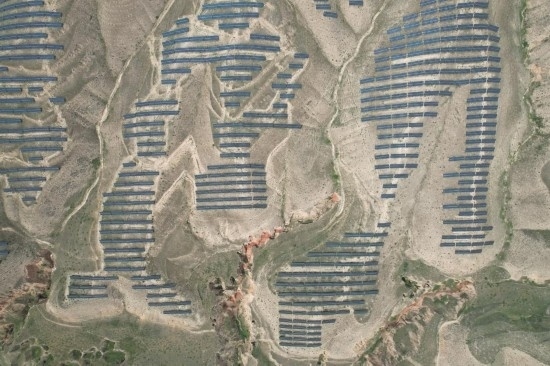 通渭縣10萬千瓦集中式光伏發(fā)電項(xiàng)目。新華社記者 張睿 攝