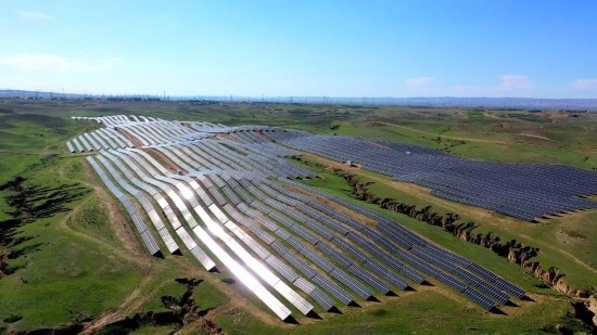 紅寺堡區(qū)發(fā)展光伏產(chǎn)業(yè)。新華社發(fā)（康國慶 攝）