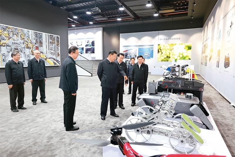 2024年4月22日至24日，中共中央總書記、國家主席、中央軍委主席習近平在重慶考察。這是22日下午，習近平參觀重慶科技創(chuàng)新和產(chǎn)業(yè)發(fā)展成果展示。 新華社記者 王曄/攝