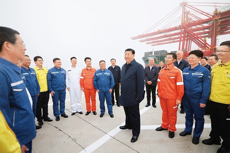 2024年5月22日至24日，中共中央總書記、國家主席、中央軍委主席習近平在山東考察。這是22日下午，習近平在日照港親切慰問港口科技工作者、運營人員、航運人員。 新華社記者 鞠鵬/攝