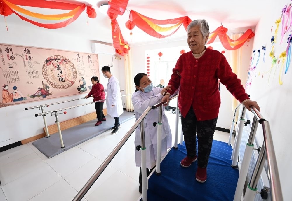 在河北省香河縣安平鎮(zhèn)運(yùn)河新村醫(yī)養(yǎng)中心，老年人在進(jìn)行康復(fù)訓(xùn)練（2024年2月29日攝）。新華社記者 王曉 攝