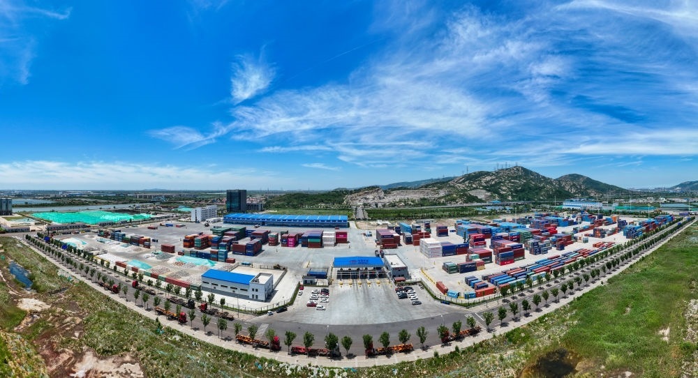 2024年6月26日拍攝的位于江蘇省連云港市連云區(qū)的上合組織（連云港）國(guó)際物流園內(nèi)的中國(guó)外運(yùn)集裝箱場(chǎng)站（無人機(jī)照片）。上合組織（連云港）國(guó)際物流園是連云港建設(shè)“一帶一路”交匯點(diǎn)強(qiáng)支點(diǎn)和上合組織國(guó)家出?；氐闹匾脚_(tái)載體。新華社記者 季春鵬 攝