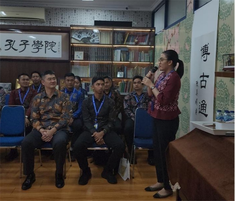 警察學員用漢語進行自我介紹 ?；顒又鬓k方供圖