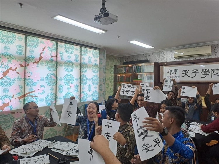 警察學員們展示書法學習成果?；顒又鬓k方供圖