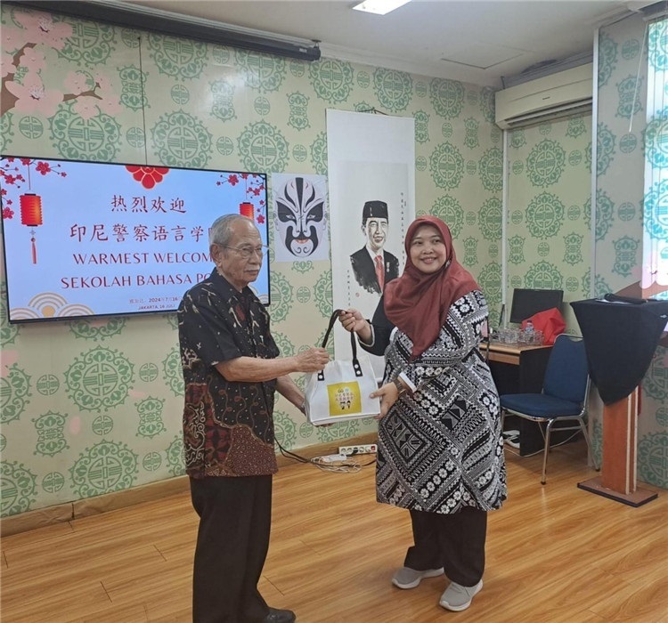 拉哈尤·蘇珊蒂與穆尼交換禮品。活動主辦方供圖