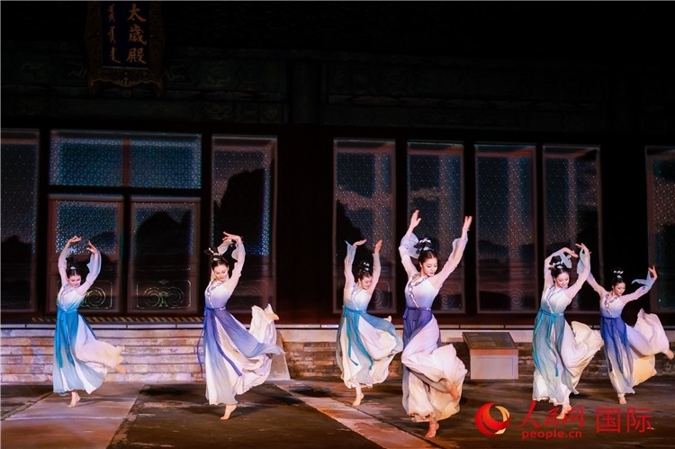 “光影北京——2024世界燈光師大會”開幕式當晚的燈光秀表演。人民網(wǎng)記者 趙益普攝