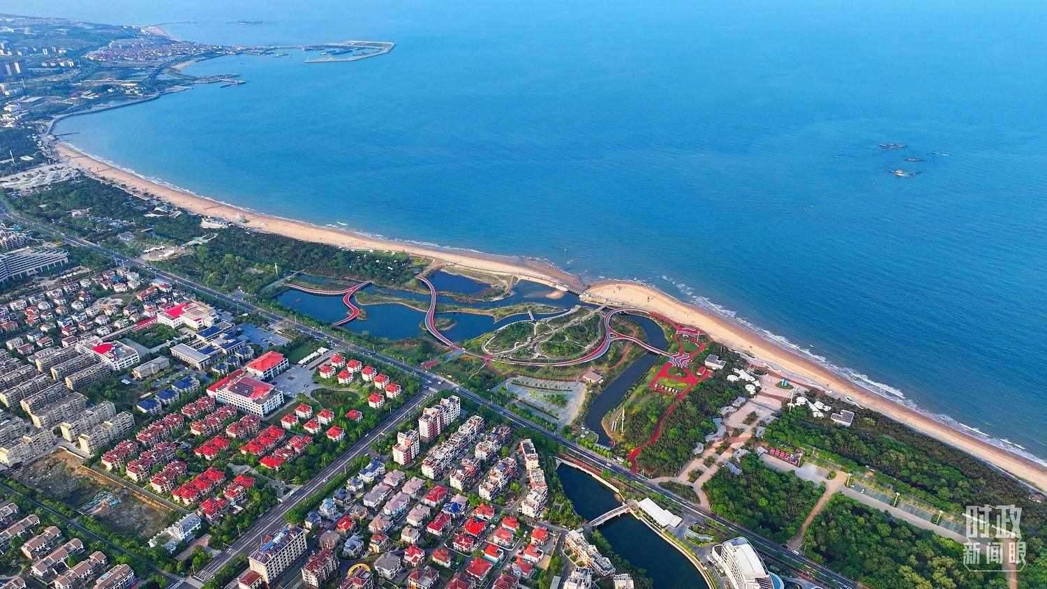 △日照市陽(yáng)光海岸綠道。近年來(lái)，日照市對(duì)沿海裸露場(chǎng)地及岸線破損處進(jìn)行生態(tài)修復(fù)，建成約28公里的陽(yáng)光海岸綠道，為市民和游客提供了運(yùn)動(dòng)休閑好去處。（總臺(tái)央視記者范凱拍攝）