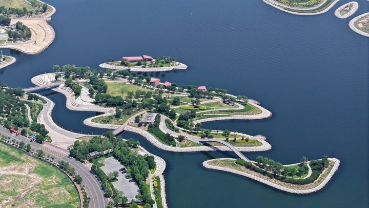 這是2024年6月28日拍攝的天津市濱海新區(qū)南灣公園一景（無(wú)人機(jī)照片）。新華社記者 李然 攝