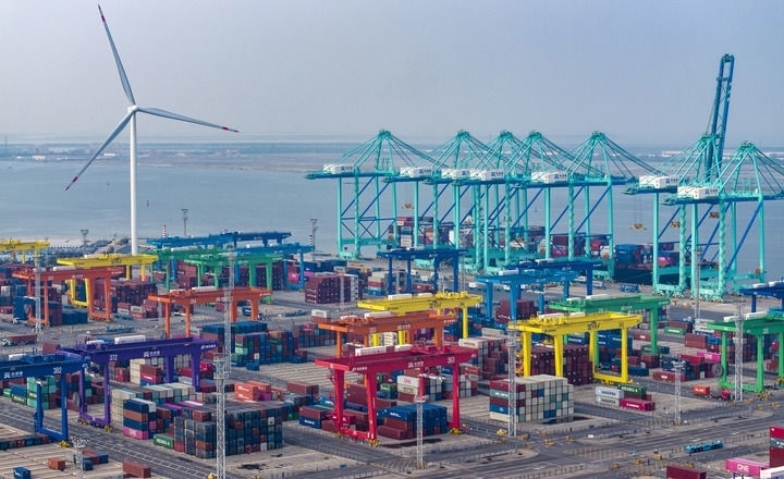 2024年7月3日，一艘集裝箱貨輪?？吭谔旖蚋邸爸腔哿闾肌贝a頭（無(wú)人機(jī)照片）。新華社記者 趙子碩 攝