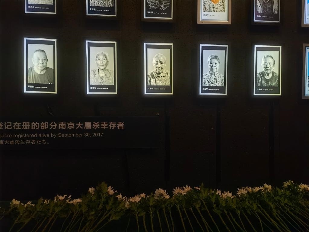 7月18日，侵華日軍南京大屠殺遇難同胞紀(jì)念館內(nèi)舉行“熄燈”悼念儀式，為今年離世的5位幸存者老人送行。新華社記者邱冰清 攝