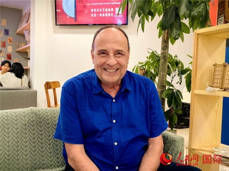 巴西坎皮納斯州立大學(xué)文學(xué)院資深教授弗朗西斯科·福特·哈德曼接受人民網(wǎng)專訪。人民網(wǎng)記者 符園園攝