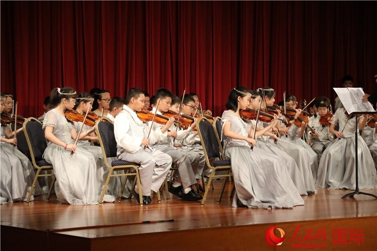 北京市學(xué)生金帆藝術(shù)團的學(xué)生們演奏音樂。人民網(wǎng)記者 李志偉攝