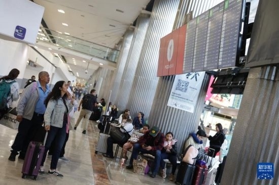 7月19日，在墨西哥首都墨西哥城的貝尼托·華雷斯國際機場，許多航班被延誤或取消，大量旅客在機場等待。新華社發(fā)（弗朗西斯科·卡涅多攝）