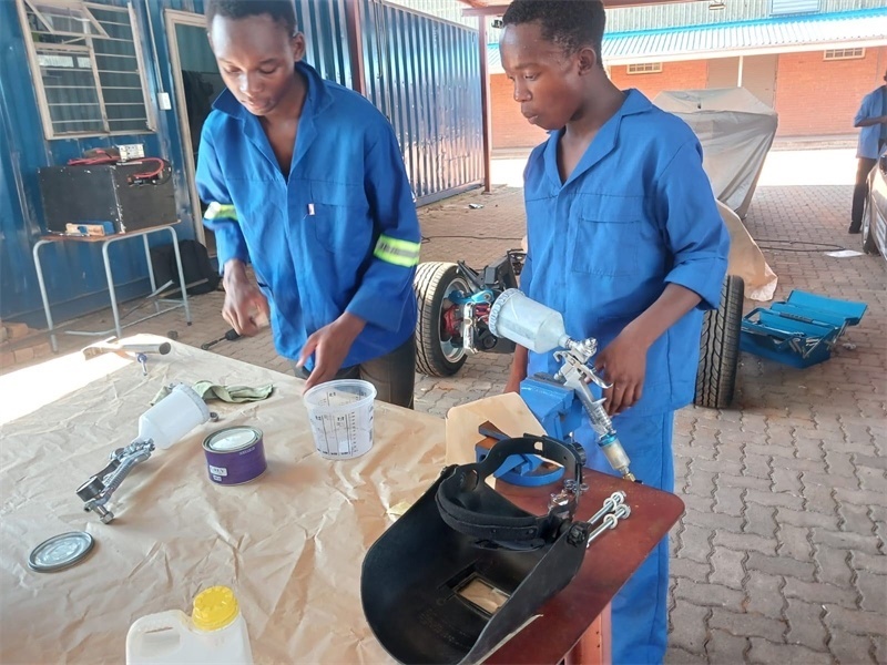 南非學(xué)生認(rèn)真改造“老爺車(chē)”。索尚古夫技術(shù)高中供圖
