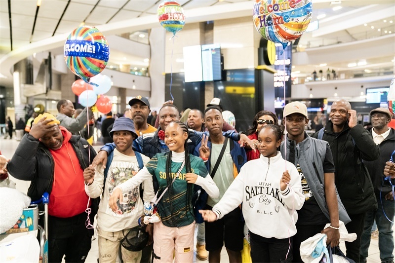 家長(zhǎng)們熱情歡迎從中國(guó)歸來(lái)的學(xué)生。希拉茲·莫林?jǐn)z