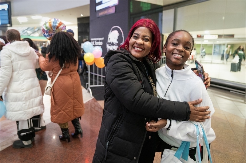 學(xué)生與家長(zhǎng)相擁歡慶。希拉茲·莫林?jǐn)z